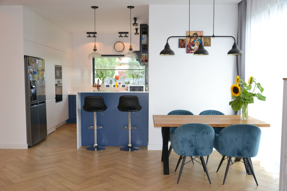 Płyty gresu, imitujące deski podłogowe, w strefie dziennej ułożono w jodełkę