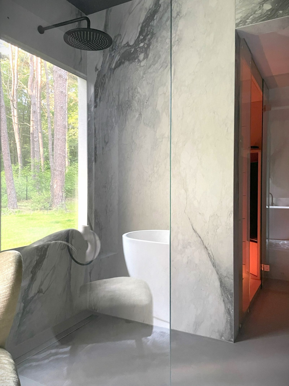 W łazienkach zastosowano odmianę przeznaczoną do pomieszczeń mokrych