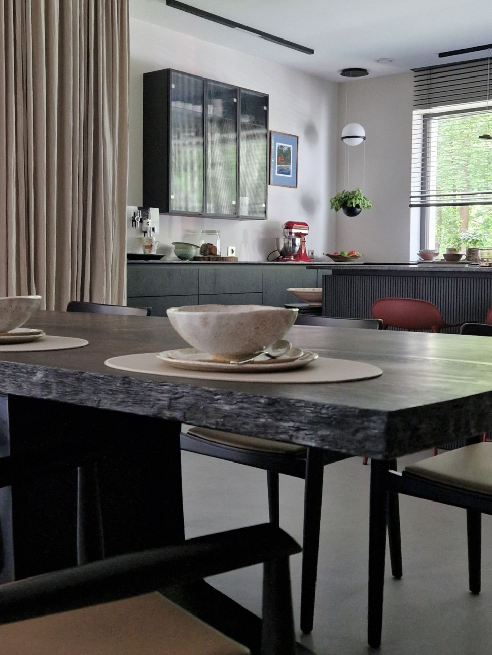 Dekoracyjny wierzch mikrocementu (4 mm) zabezpieczono lakierem (matowym)