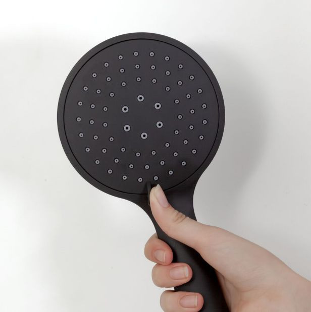 Prysznic ręczny, wyposażony jest w trzy różne strumienie wodne.