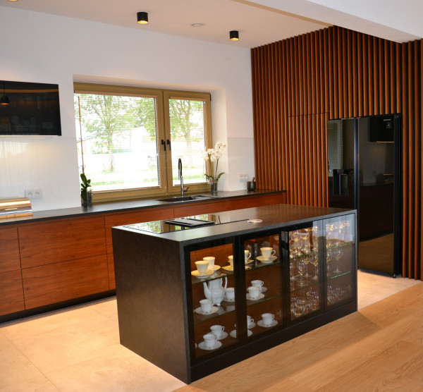 W kuchni, łazienkach, traktach komunikacyjnych ułożono płyty gresu