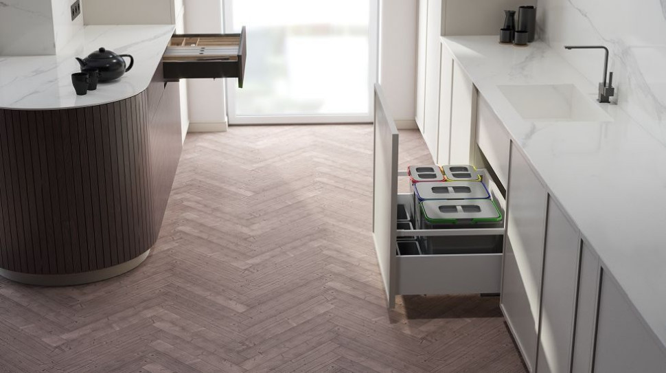 W szufladach Ultra Box zamontowano uniwersalne relingi.