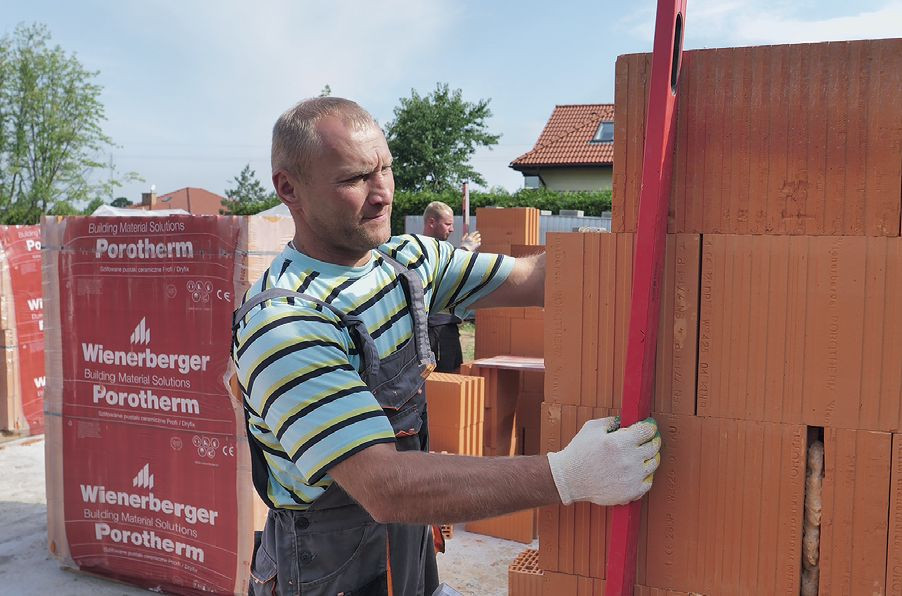 Budowlaniec sprawdza poziom ścian