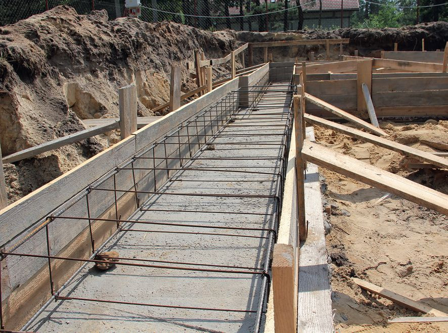 Zbrojenie ław fundamentowych przygotowane do zalania betonem