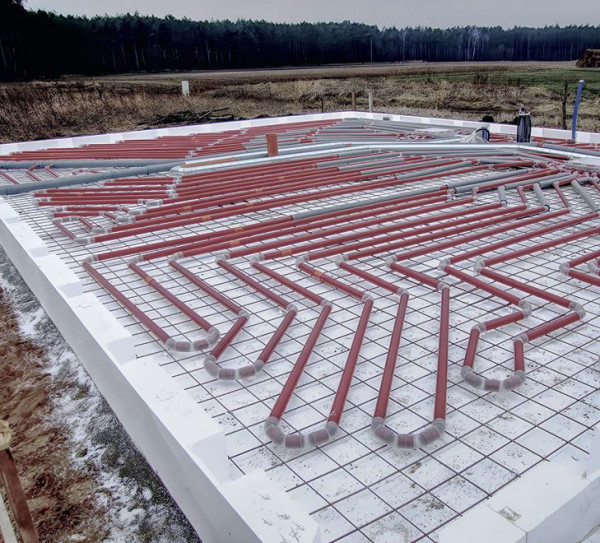 Płyta fundamentowa, z zatopionymi kanałami rozprowadzającymi ciepłe powietrze, jest fundamentem grzewczym