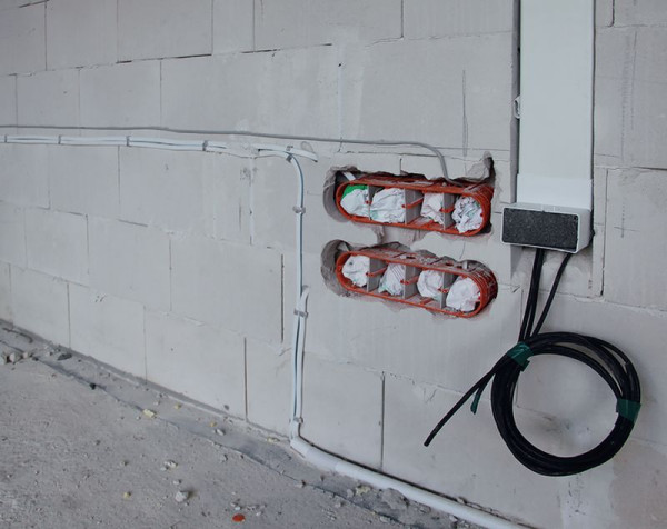 Instalacje układa się przed zrobieniem tynków i wylewek