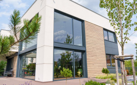 Budowa i remont domu w 2024 roku. Jakie okna i drzwi tarasowe wybrać?