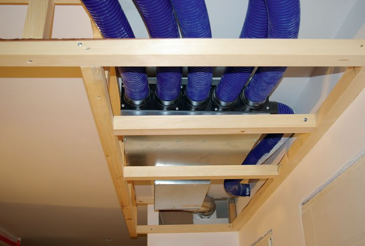 Kanały wentylacji mechanicznej można poprowadzić nad sufitem podwieszanym