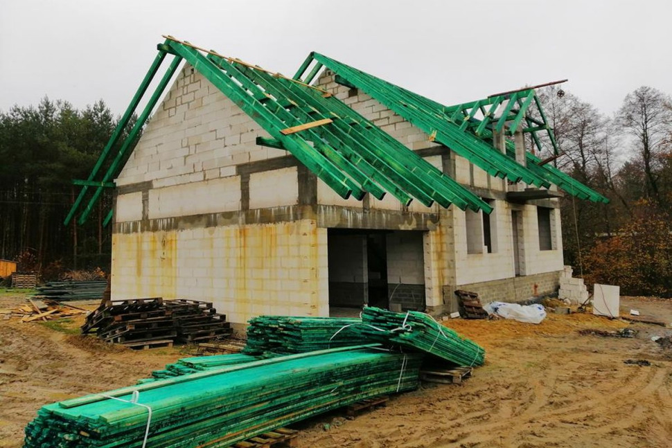 Budynek budowany z ABK. Widać, że ściany są już suche, bo pozostały rdzawe zacieki po zażelazionej wodzie potrzebnej do pielęgnacji elementów żelbetowych