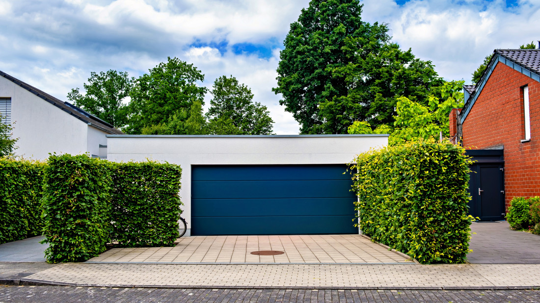 Segmentowe bramy garażowe - klucz do efektywności energetycznej w domach pasywnych