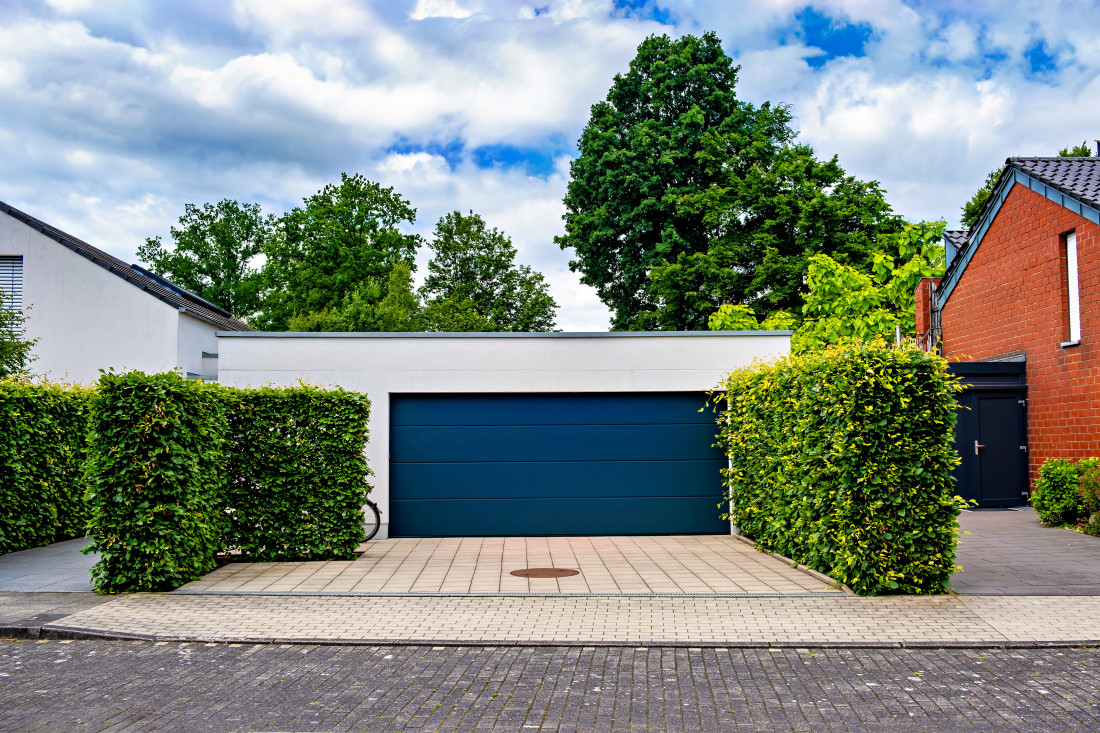 Segmentowe bramy garażowe - klucz do efektywności energetycznej w domach pasywnych