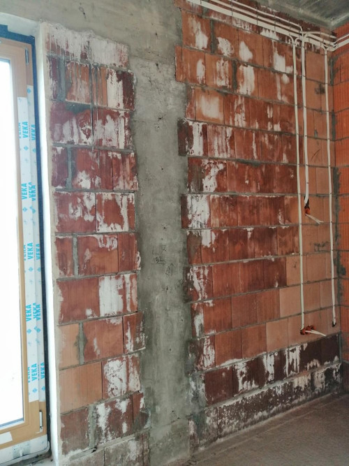 Efekt wykonania elementów żelbetowych w ścianach z pustaków