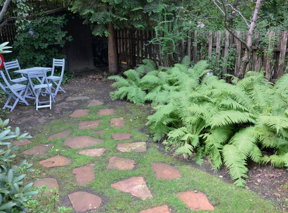 Miejsce do odpoczynku i grillowania urządzono przed domkiem ogrodnika (stoi w głębi)