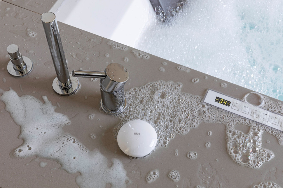 Flood-Control to uniwersalny czujnik do wykrywania wycieków wody. 