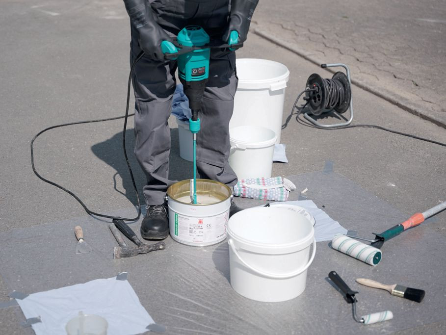 Epoksydowa posadzka żywiczna w garażu, wykonywana z masy dwuskładnikowej, wykazuje bardzo dużą wytrzymałość