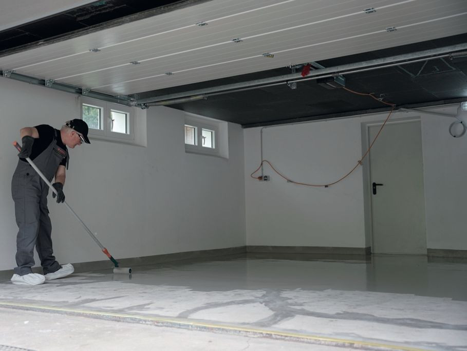 Epoksydowa posadzka żywiczna w garażu - nakładanie