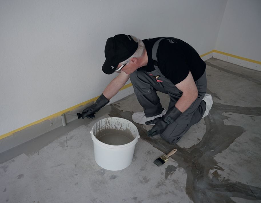 Dolną część ścian warto wykończyć tym samym materiałem co posadzkę, tworząc tzw. cokół