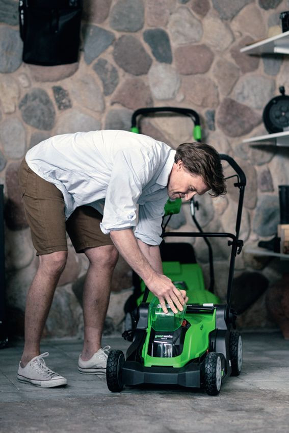 Kosiarka przechowywana w garażu