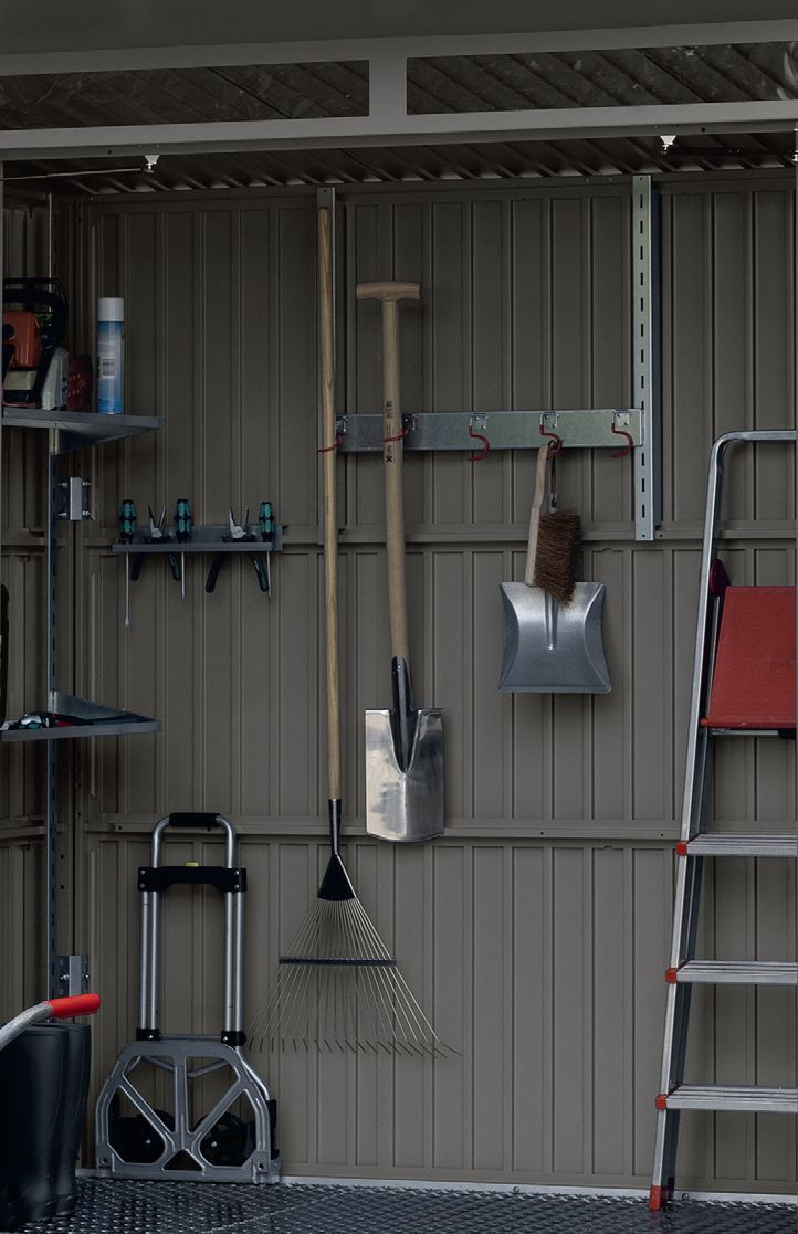 Aby dobrze wykorzystać miejsce w garażu i mieć wszystkie narzędzia pod ręką, warto zainwestować w metalowe półki i haki
