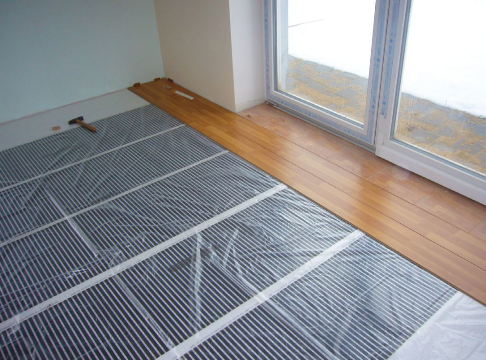 Folia grzejna o grubości 0,4 mm układana bezpośrednio pod panelami