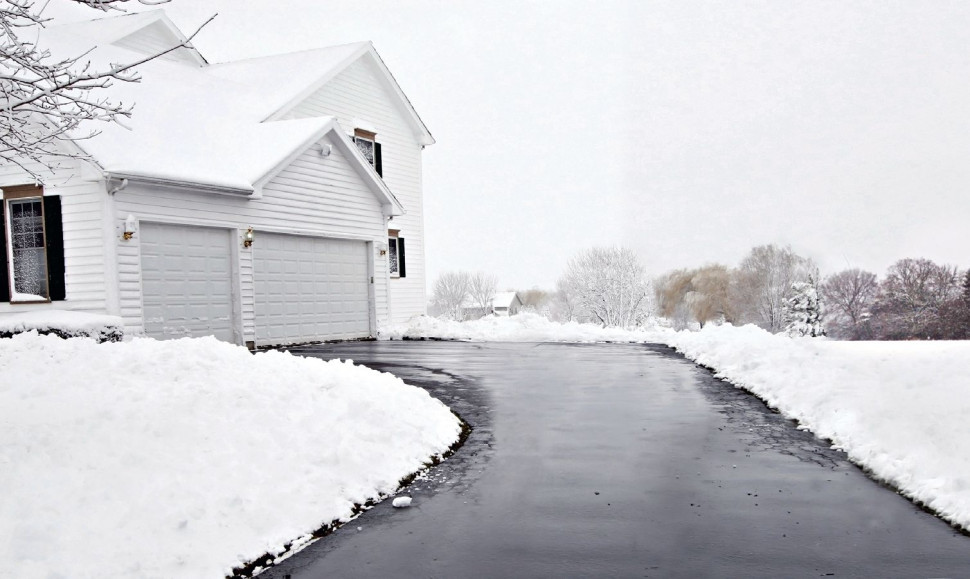 Zimowy krajobraz i odśnieżony podjazd