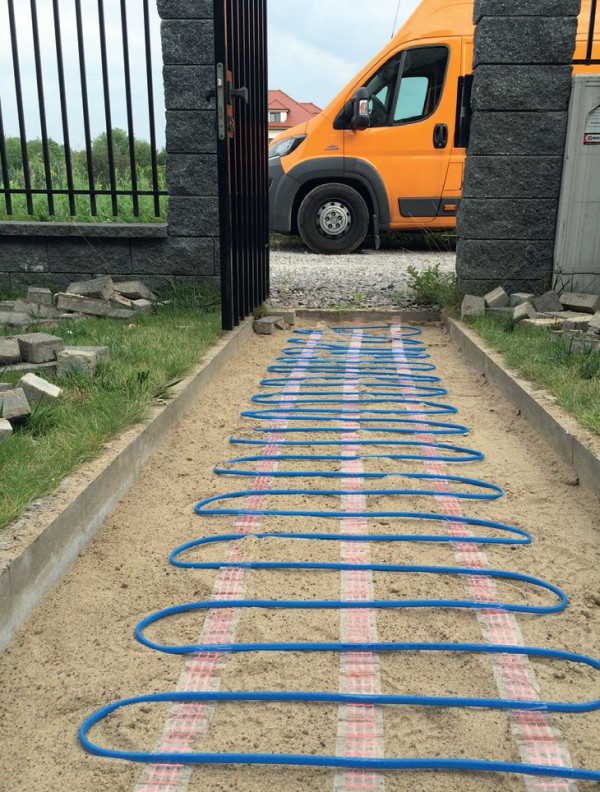 System przeciwoblodzeniowy montuje się na całej szerokości ścieżki