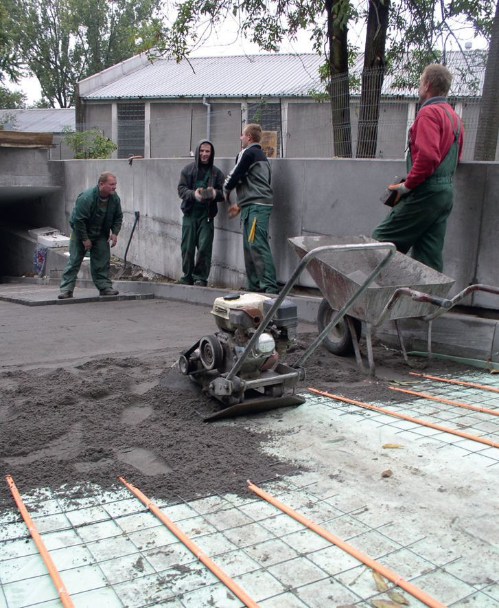 Układanie instalacji przeciwoblodzeniowej na podjeździe