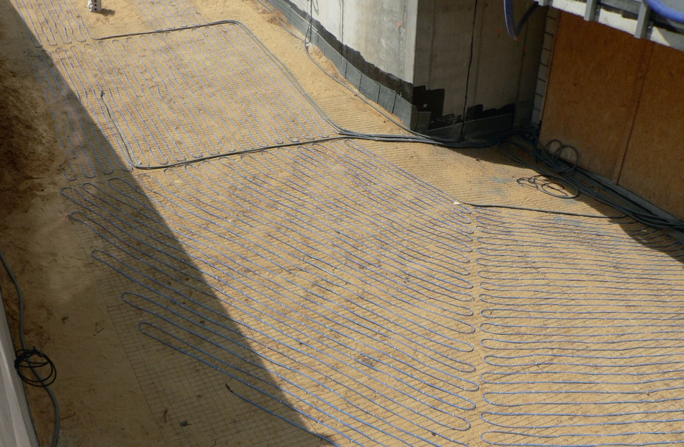 Na podjeździe do garażu zlokalizowanego pod budynkiem, kable grzewcze najlepiej ułożyć na całej jego szerokości