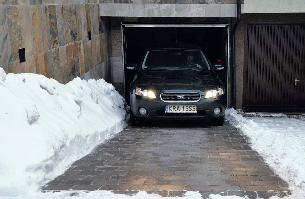 Odśnieżony wjazd do garażu