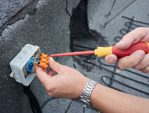 Aby system działał sprawnie i bezpiecznie, kluczowe jest fachowe jego podłączenie do instalacji elektrycznej