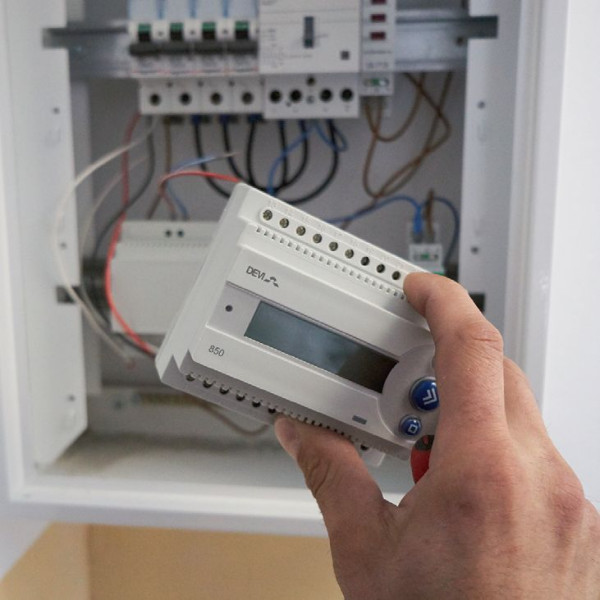 Sterownik umieszcza się w rozdzielnicy w domu, w której znajdują się inne zabezpieczenia, np. wyłącznik różnicowoprądowy