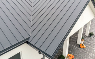 Unikaj błędów! Zobacz, jak poprawnie montować blachę.