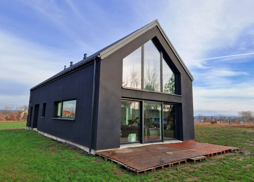 Okna wielkoformatowe stanowią wyrazisty element stylistyczny w nowoczesnej architekturze.