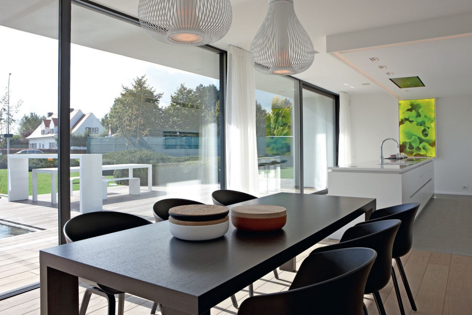 Duże okna doświetlają jadalnię