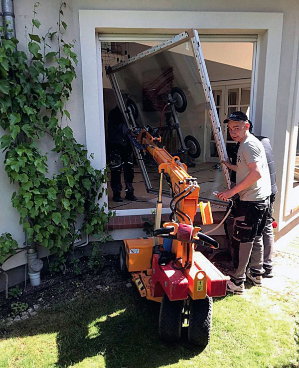 Wymiana okien z użyciem specjalnego podnośnika do szkła