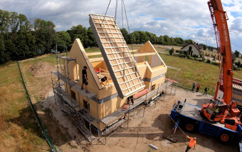 Czy warto postawić dom prefabrykowany drewniany? Zalety i wady domów całorocznych z prefabrykatów