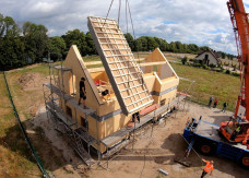 Czy warto postawić dom prefabrykowany drewniany? Zalety i wady domów całorocznych z prefabrykatów