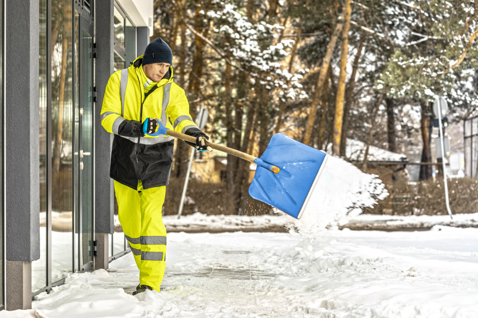 Odzież ostrzegawcza jest jednym z kluczowych elementów zwiększających bezpieczeństwo