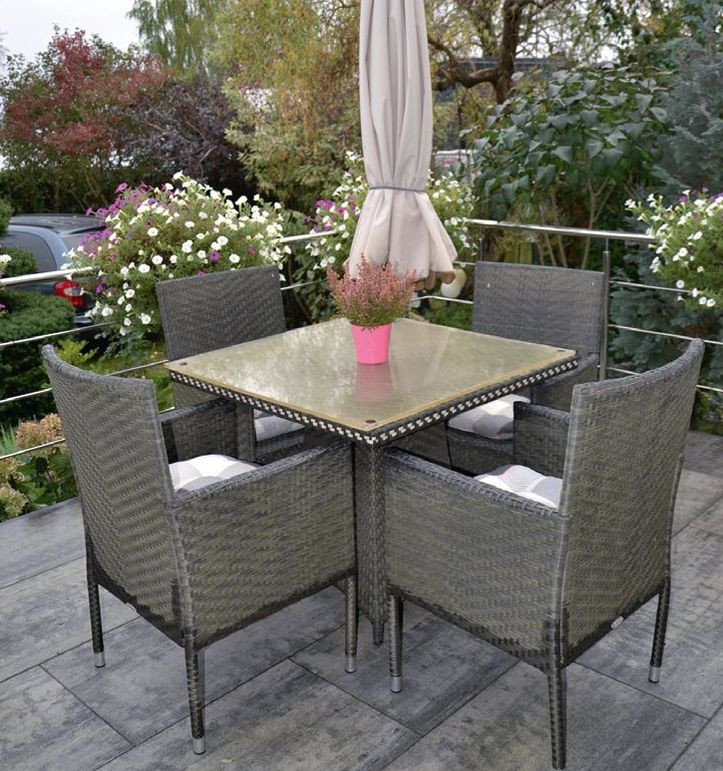 Posadzkę tarasu o wymiarach 6 x 4 m wykończono płytami betonowymi