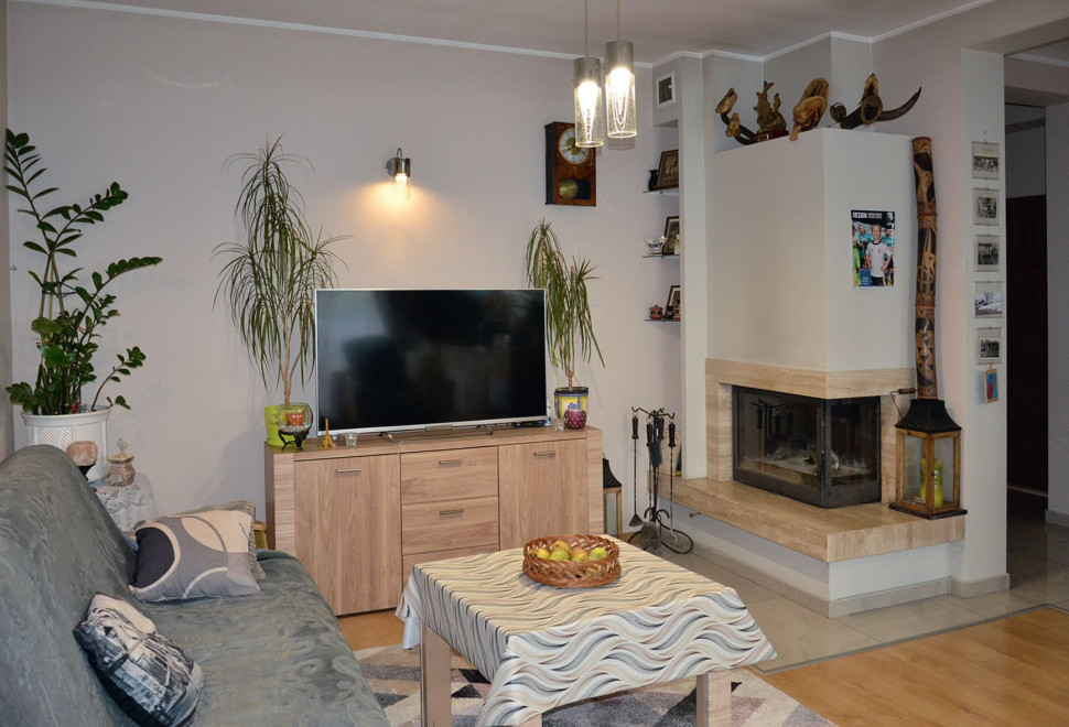 Wkład kominkowy (o mocy 12 kW) z narożną szybą; obudowa z trawertynu