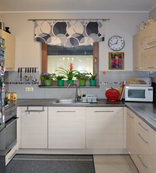 Zabudowa kuchenna ma kształt litery U