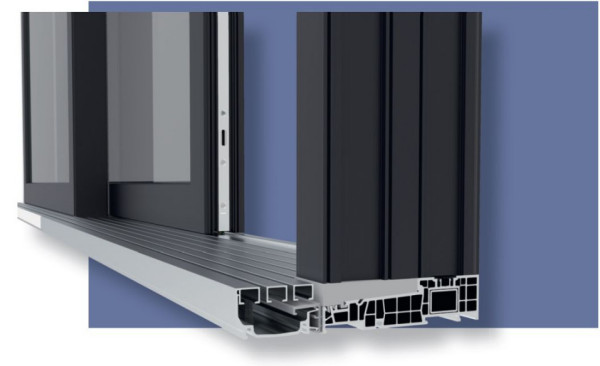 W praktyce jedynym elementem oddzielającym przestrzeń mieszkalną od tarasu jest zaledwie kilkumilimetrowa, niemal niewyczuwalna szyna jezdna, po której porusza się skrzydło okna HS