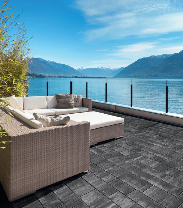 Modne są ostatnio nowoczesne płyty wielkoformatowe i bruk w odcieniach szarości