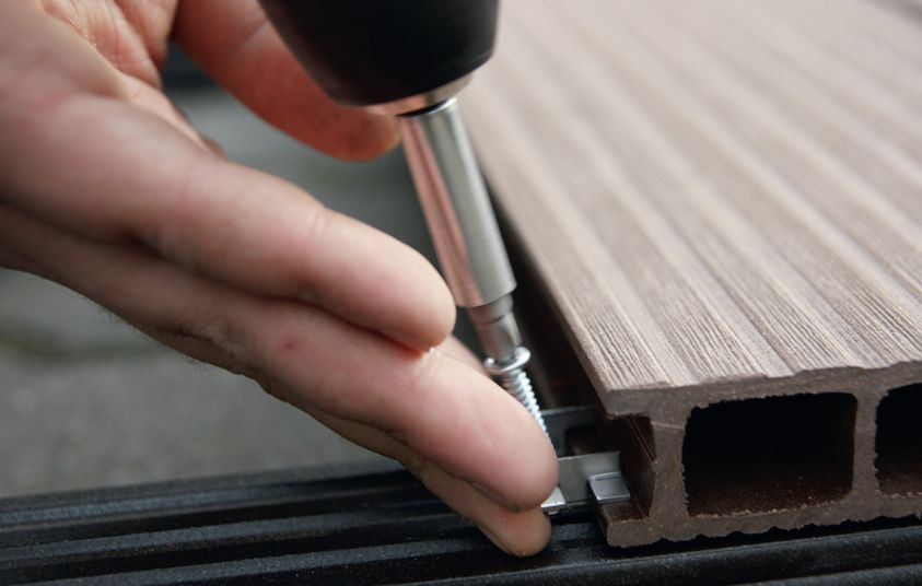 Deski przytwierdza się do legarów za pomocą specjalnych klipsów