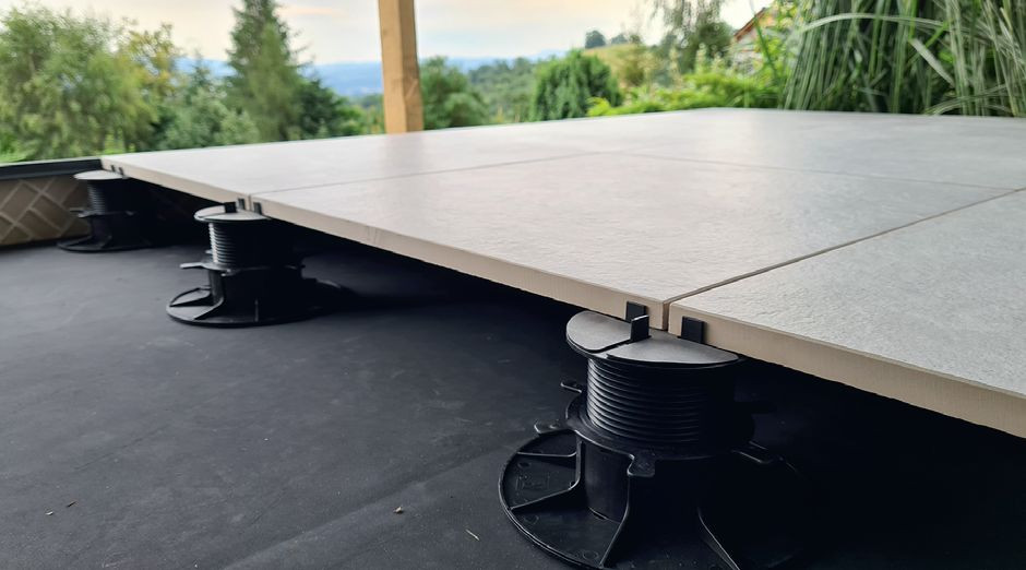 Deski lub płyty tarasowe można układać na specjalnych wspornikach o regulowanej wysokości