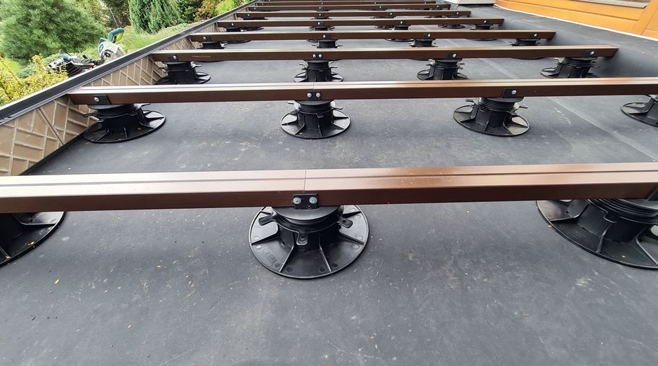 Deski lub płyty tarasowe można układać na specjalnych wspornikach o regulowanej wysokości, wykonanych z tworzywa wysokiej jakości