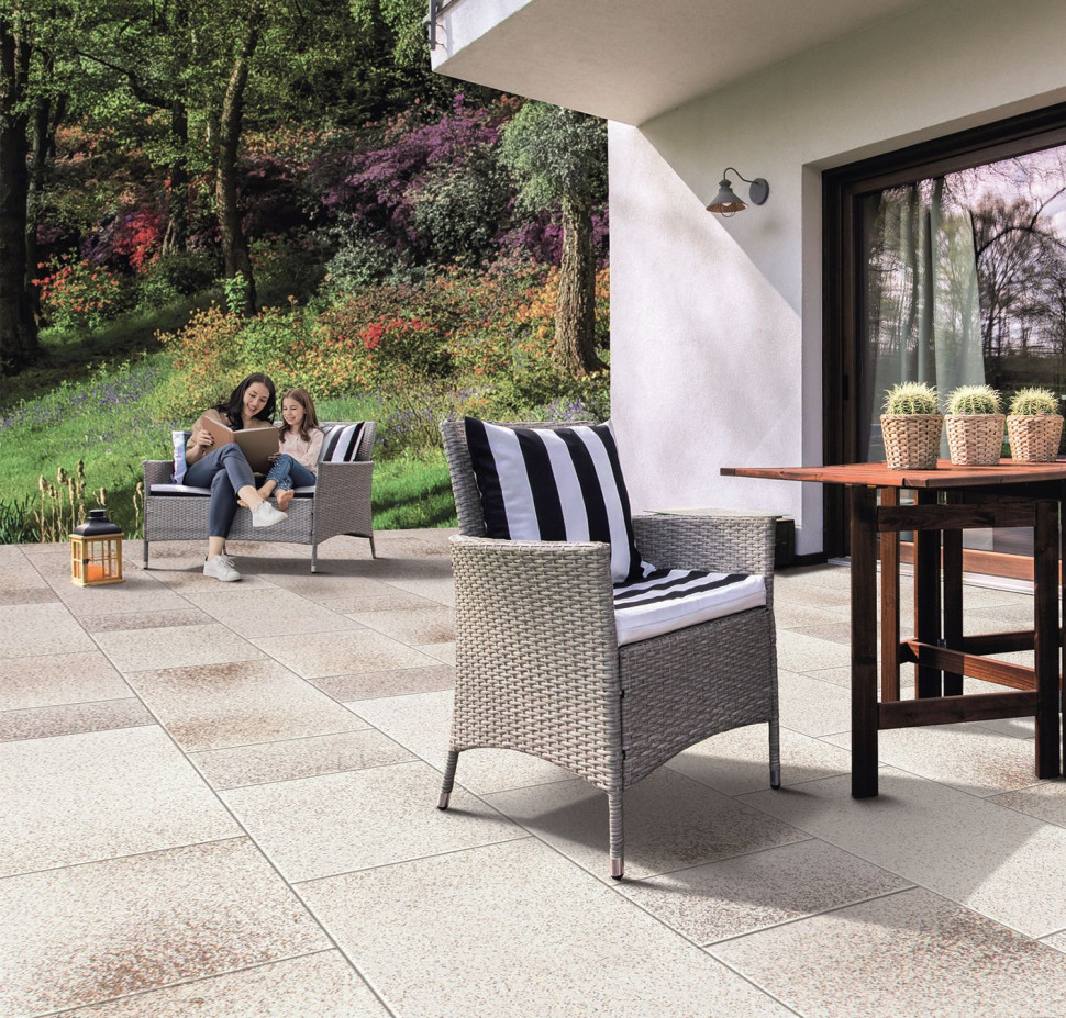 Tarasy z kostki lub płyt w ciepłym beżowym kolorze dobrze komponują się z ogrodową zielenią