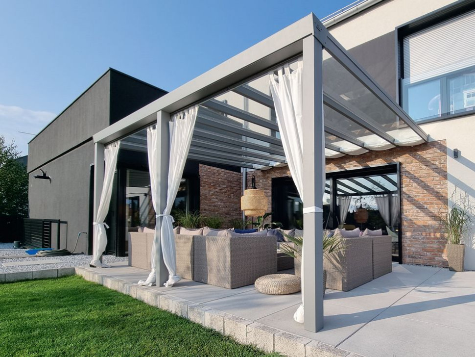 Nowoczesne zadaszenia mają konstrukcję aluminiową i wypełnienie w postaci poliwęglanu lub szkła