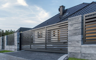 Furtka i brama wjazdowa - niezbędne elementy ogrodzenia
