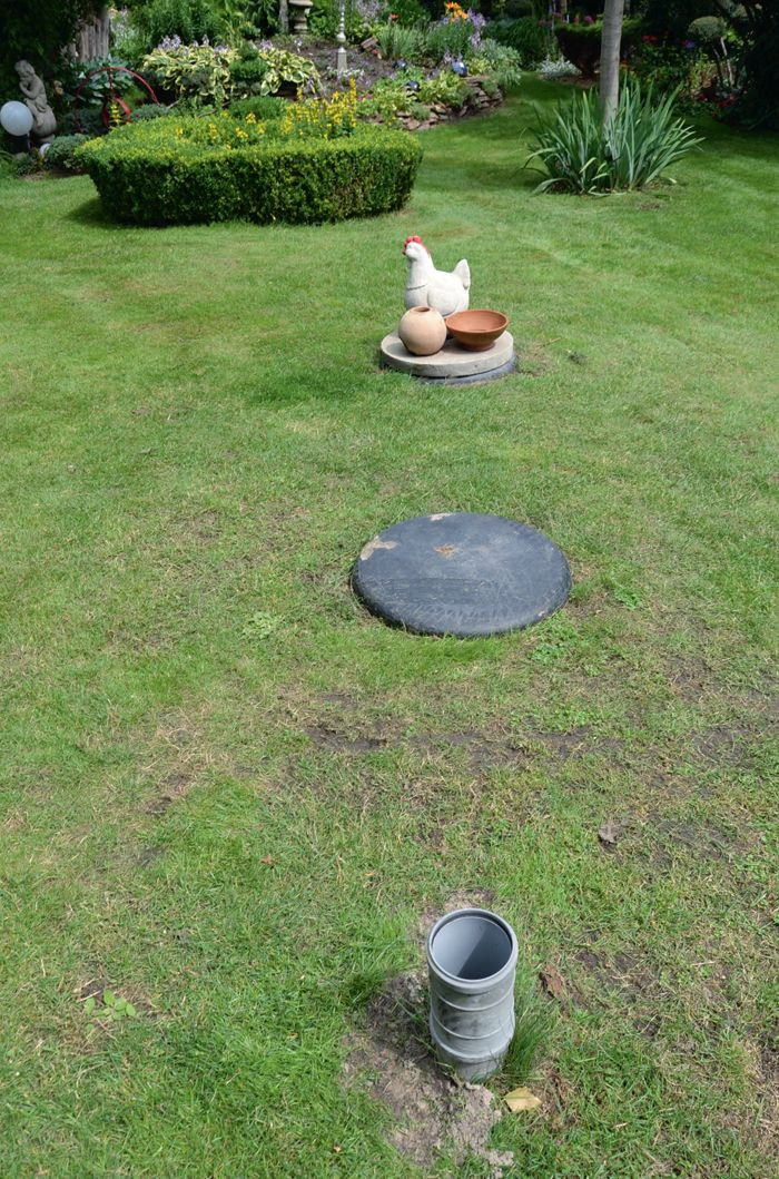 Oczyszczalnia drenażowa. W kolejności - rura rewizyjna, właz osadnika gnilnego, właz studzienki rozdzielczej, poletko filtracyjne